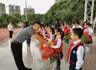 太接地气了！学校奖给学生的奖品居然是本校产的蔬菜！