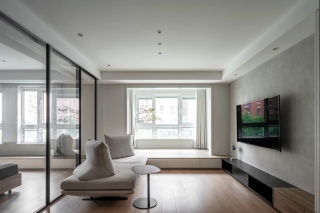 厦门100㎡简约三居，玻璃门+地台的设计，让家看起来变大且更实用！